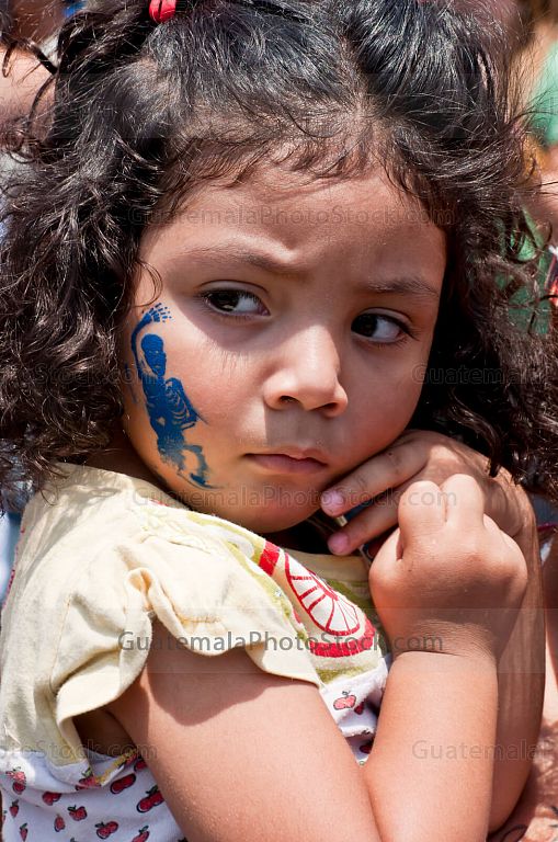 Niña con el tatuaje de la Chavela