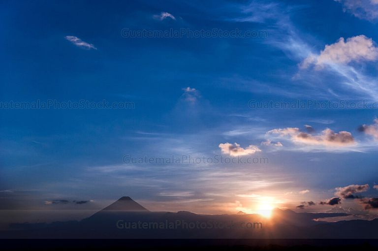 Atardecer sobre la cadena volcánica central