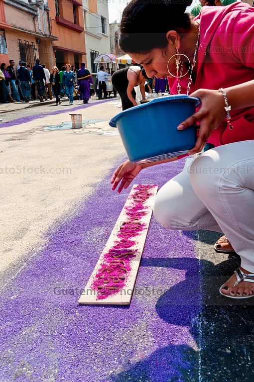 Elaborando la alfombra de aserrín