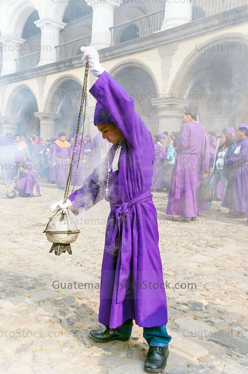 Niño incensando la ruta de la procesión