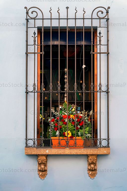 Balcón decorado con flores