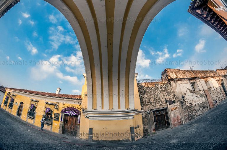 Bajo el arco de Santa Catalina