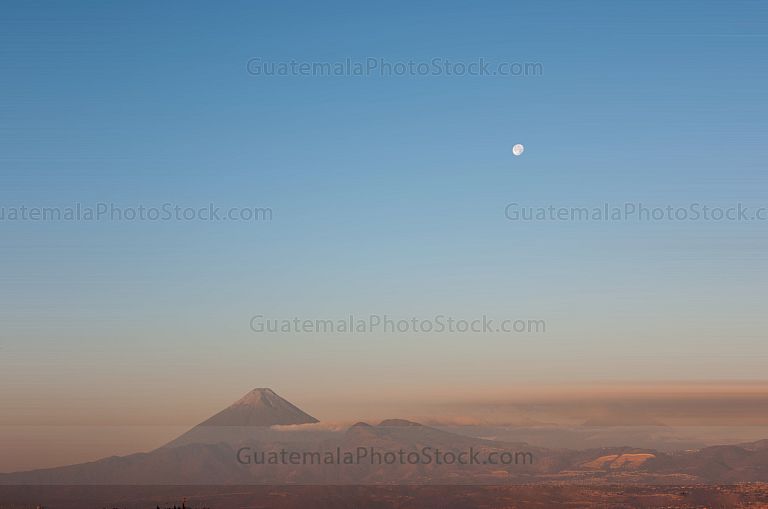 Amanecer frente a los volcanes