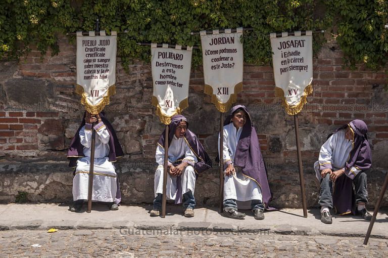 Niños con estandartes de la procesión