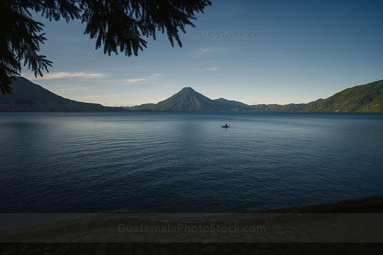 Panorámica serena del Lago de Atitlán