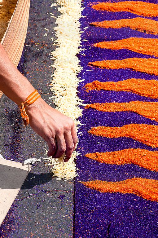 Elaborando una alfombra de aserrín