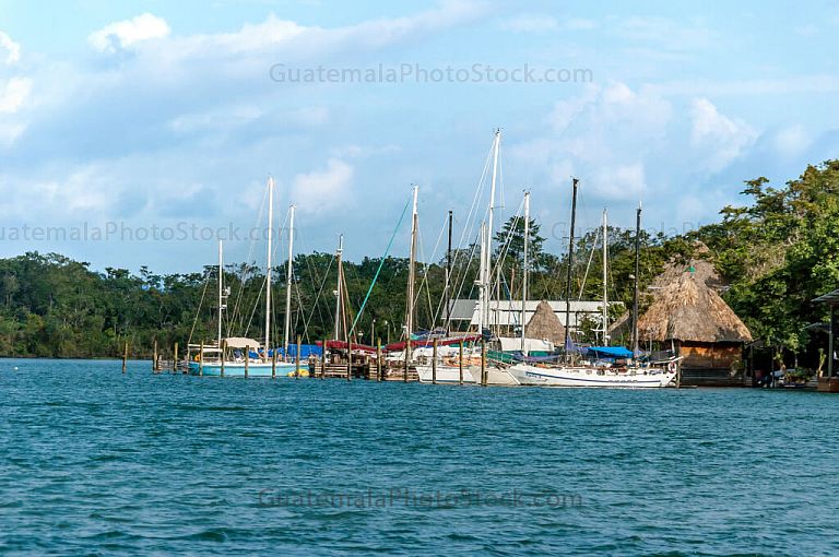 Marina a orillas de Río Dulce