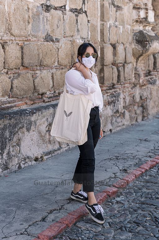 Joven turista viaja por Antigua Guatemala durante la pandemia
