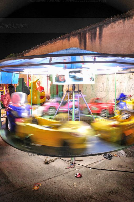 Juegos mecánicos en feria patronal