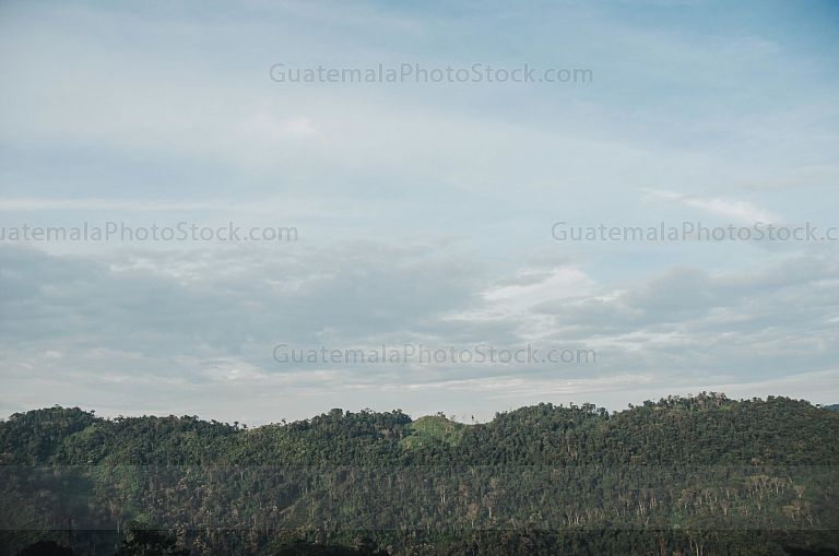 Paisaje cielo y montaña