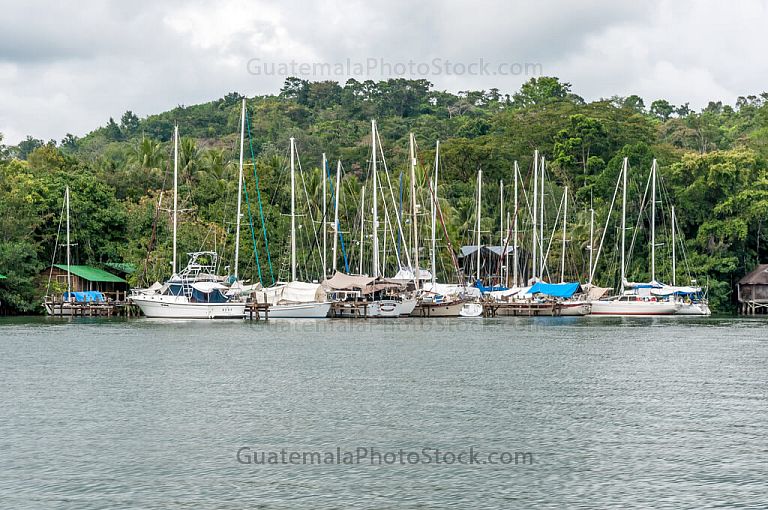 Marina a orillas de Río Dulce