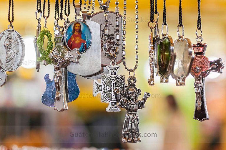 Venta de dijes con motivo católicos
