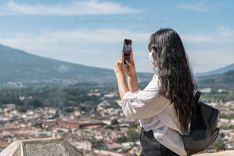 Joven turista viaja por Antigua Guatemala durante la pandemia