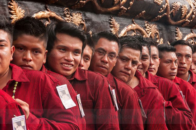 Devotos cargadores de la imagen del Cristo Yacente de Santiago Atitlán