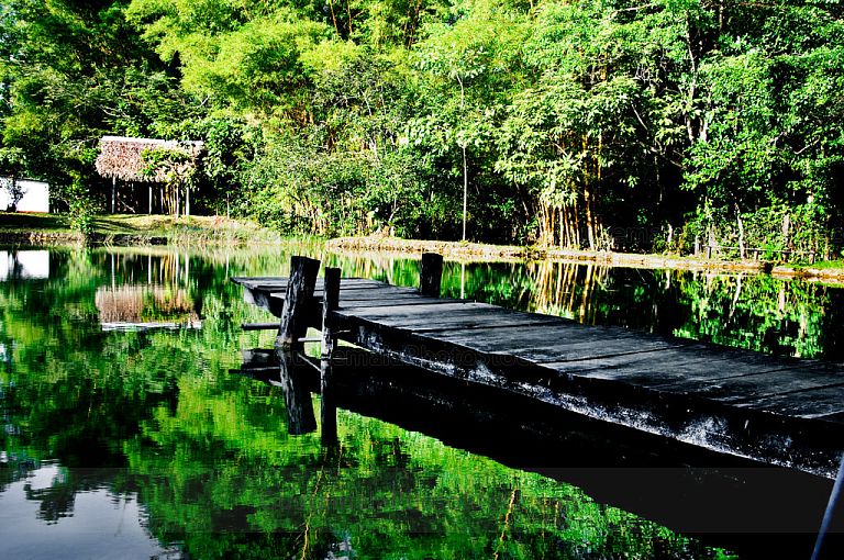 Muelle en la laguna de Ixobel
