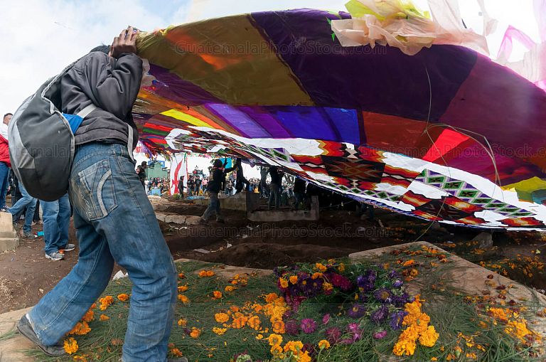 Levantando un barrilete gigante
