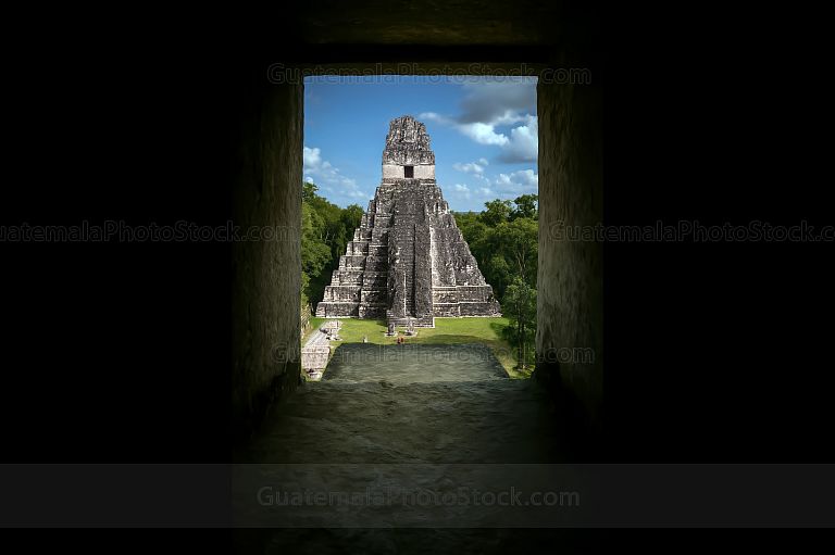 Vista majestuosa del Templo I de Tikal desde el interior del Templo II