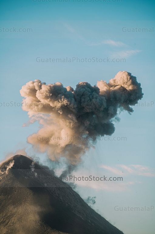 Erupción diurna en el Volcán de Fuego