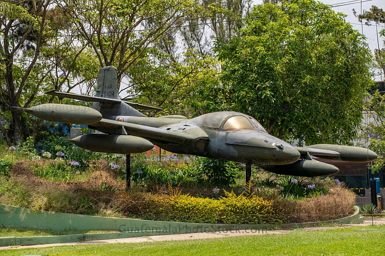 Avión militar en Las Americas, Zona 14