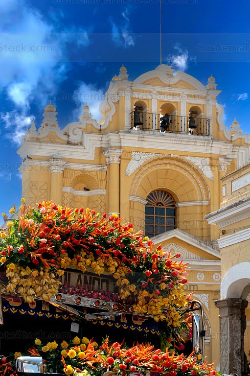 Fachada de la Iglesia de San Pedro Apóstol