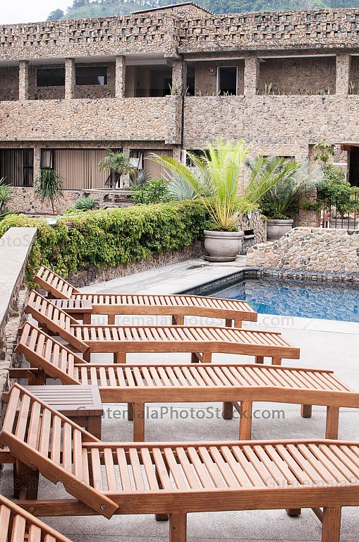 Área de descanso y piscina