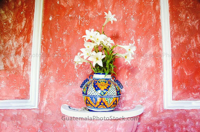 Florero frente a pared colonial