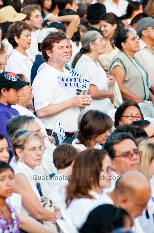 Feligreses en la misa de acción de gracias por la beatificacion de Juan Pablo II