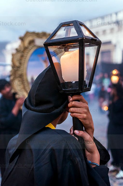 Faroles en la Procesión de la Soledad