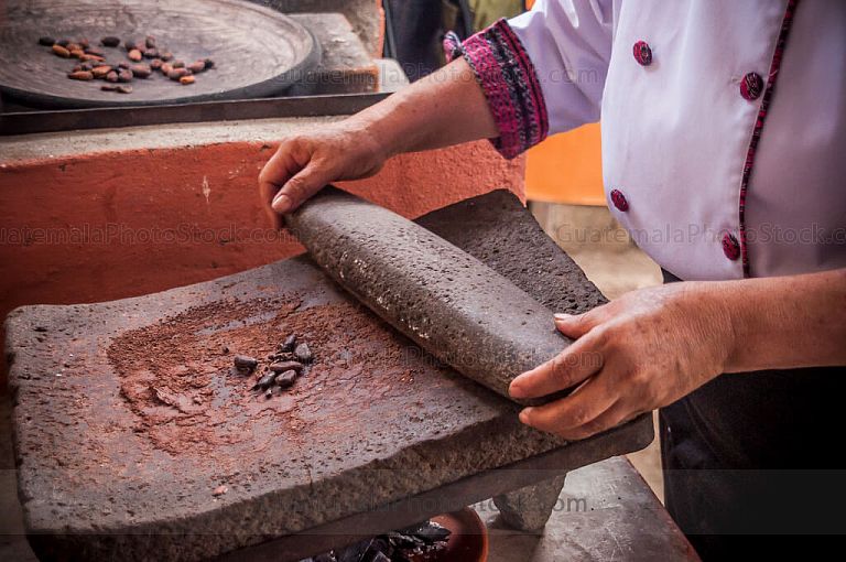 Moliento granos de cacao