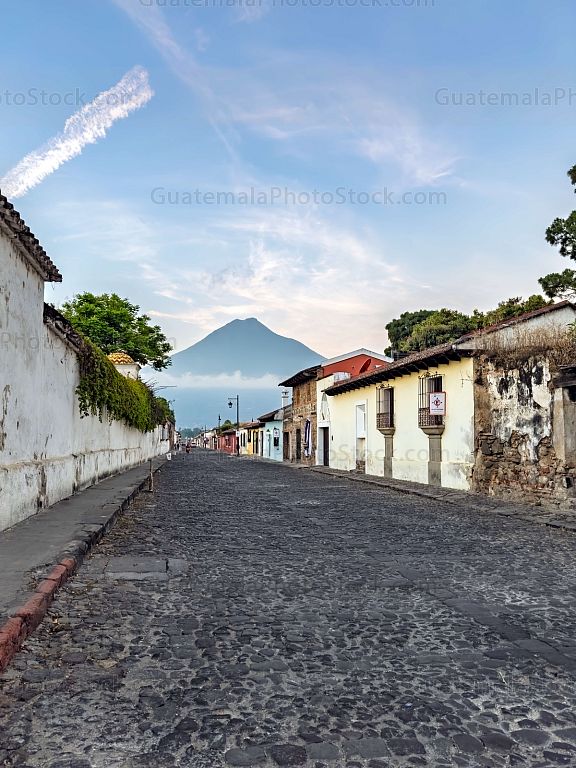 Calle empedrada con vista al Volcán de Agua, Antigua Guatemala