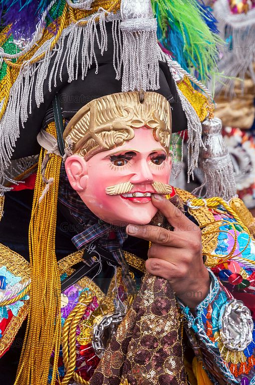Bailador disfrazado durante la fiesta patronal de Chichicastenango