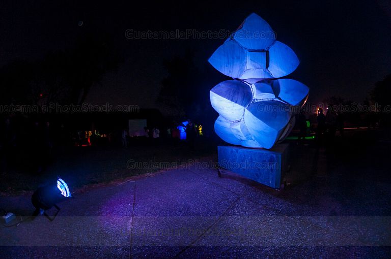 Escultura iluminada en el Museo de Arte Moderno