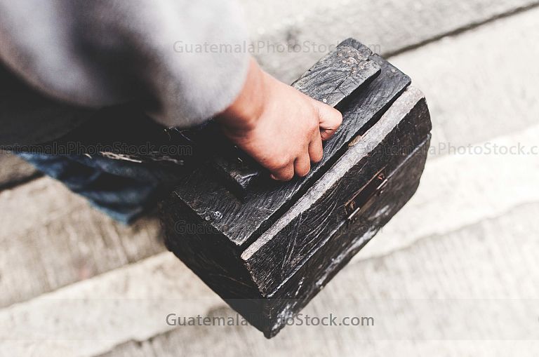 Manos de niño trabajador