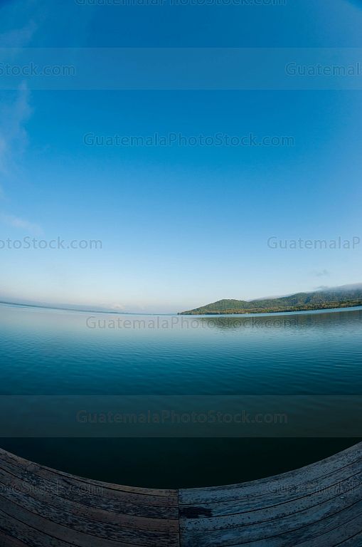Muelle en la playa El Remate en el Lago Petén Itzá