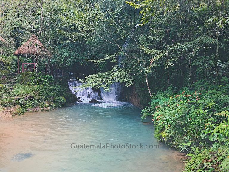 Río en las Cuevas del Rey Marcos