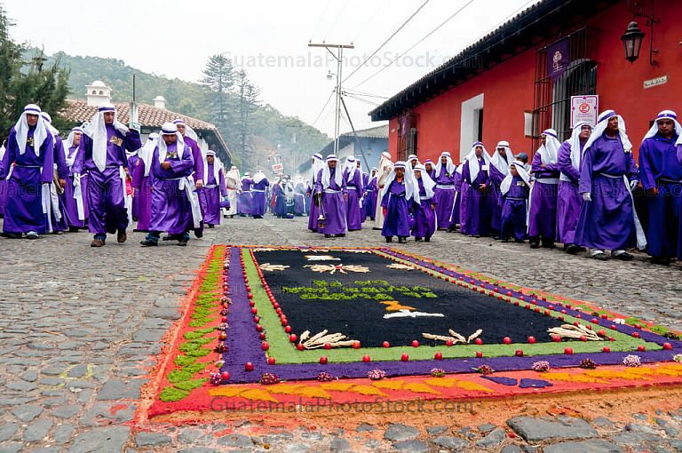 Alfombra de aserrín y cucuruchos