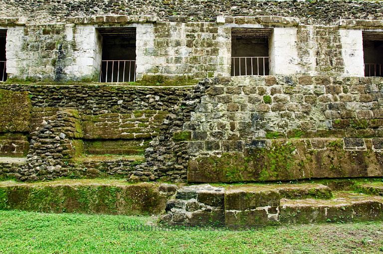 Estructuras frente al Juego de pelota en Yaxhá