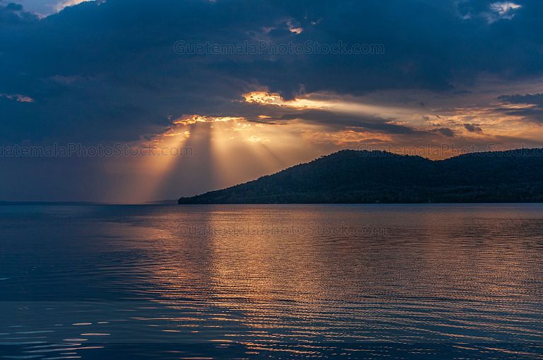 Atardecer sobre el Lago Petén Itzá