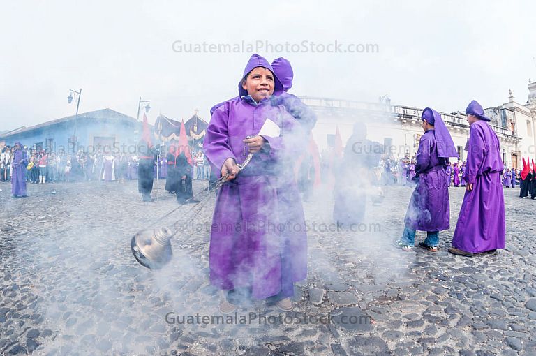 Niño incensando el camino de la procesión