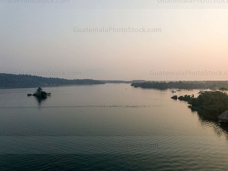 Amanecer en el puente de Río Dulce