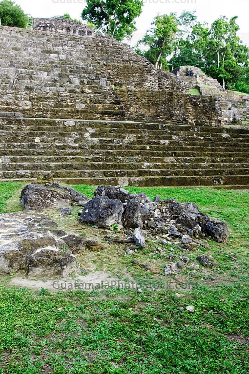 Estructura de la Plaza de las Sombras grupo Moler en Yaxhá