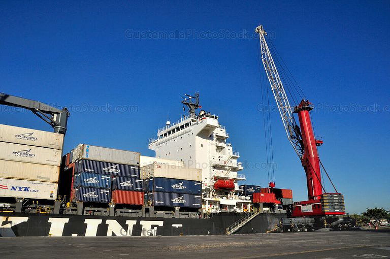 Descarga de contenedores en Puerto Quetzal