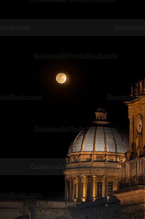 Luna llena y cupula de la Catedral
