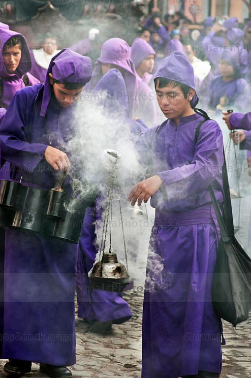 Cucuruchos incensando el camino de la procesión