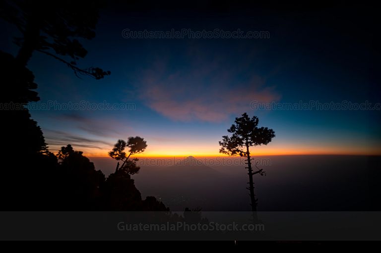 Amanecer frente al Volcán de Agua