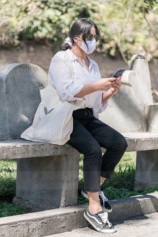 Joven turista viaja por Antigua Guatemala durante la pandemia