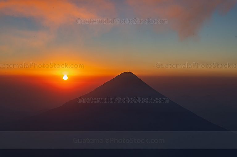 Amanecer frente al Volcán de Agua