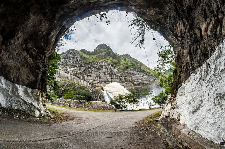 Tunel de ingreso al embalse de Chixoy