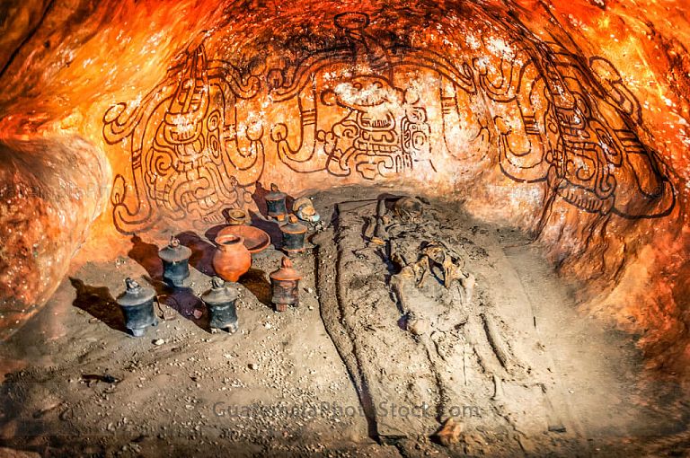 Replica de tumba del Sitio Arqueológico Río Azul
