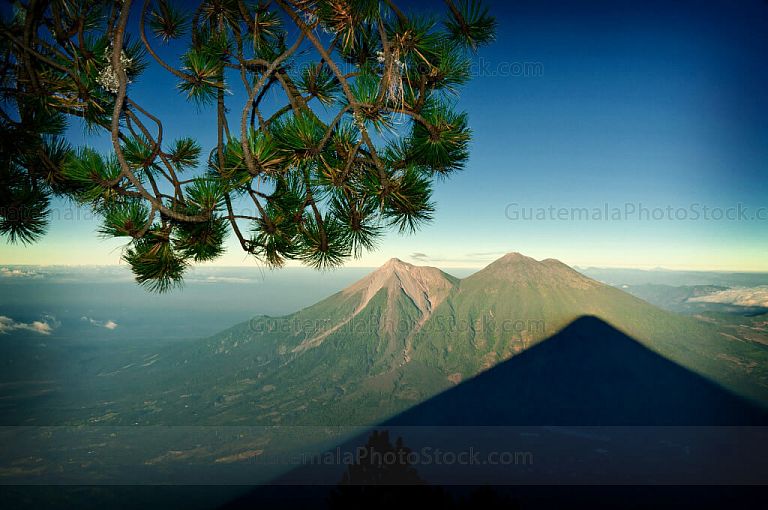 Volcán de Agua y Volcán Acatenango
